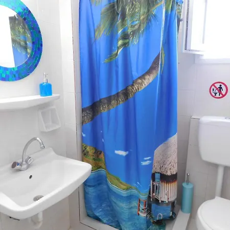 Yacht Front - Back Yard - No 7 *