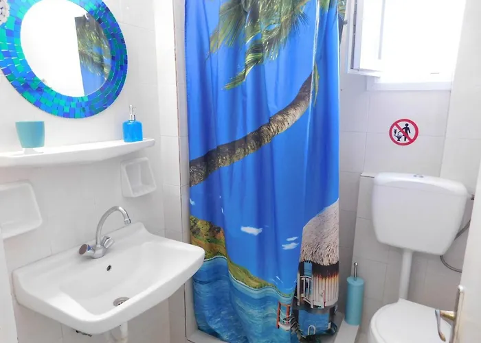 Yacht Front - Back Yard - No 7 *