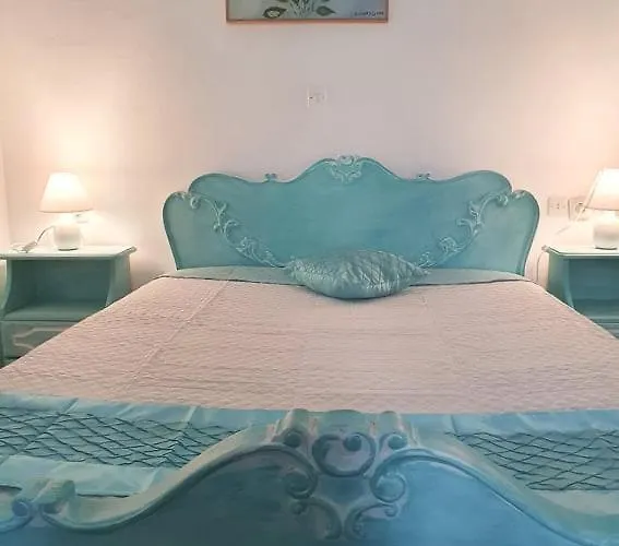 Yacht Front - Back Yard - No 7 Ios